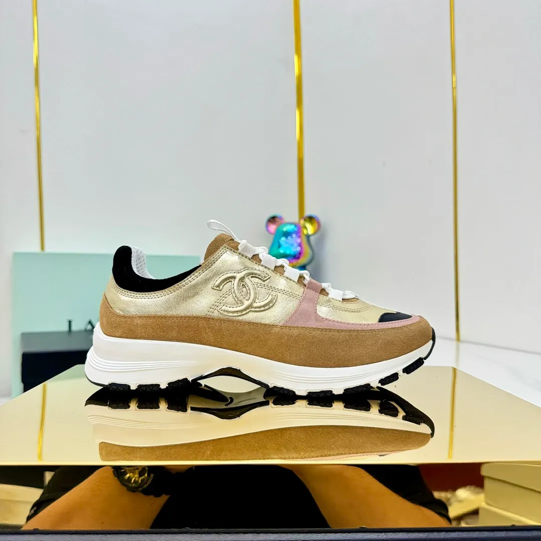 👟👟Ex-factory price 600👟👟High quality! ! ! CHANEL Chanel 25A latest thick-soled casual sports shoes. The counter is synchronized. The counter is very popular. It is a shoe that is very difficult to buy. The most popular thick-soled casual shoes on the Internet. As you can imagine, the most popular thick-soled casual shoes can not be missed. It has both good looks and comfort. Simple and versatile. The thick sole increases the height and is super versatile. Whoever wears it will look better. Upper: cowhide stitching. Lining: breathable mesh. Outsole: TPU original outsole. Size: 35-41 👉